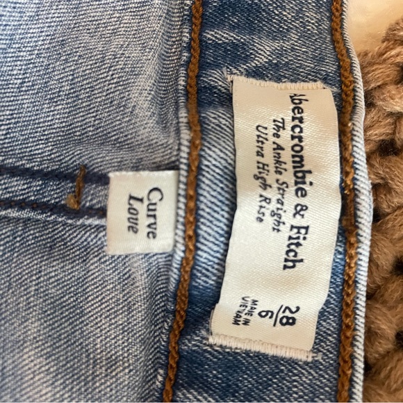 Abercrombie & Fitch Light Blue Straight Leg Jeans. - Picture 4 of 6